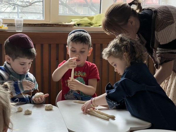 Как отмечают Пурим и чему учат детей в иудаизме. Репортаж из еврейской общины Краснодара