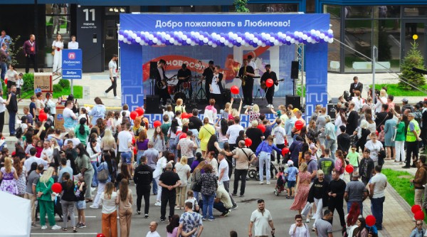 В Краснодаре сдали новостройки в микрорайоне «Любимово». Между новоселами разыграли бытовую технику