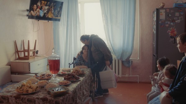 &laquo;В новых реалиях она выглядит пацифистской&raquo;. Краснодарский документалист Дмитрий Семибратов рассказал о картине &laquo;Чечня и мир&raquo;