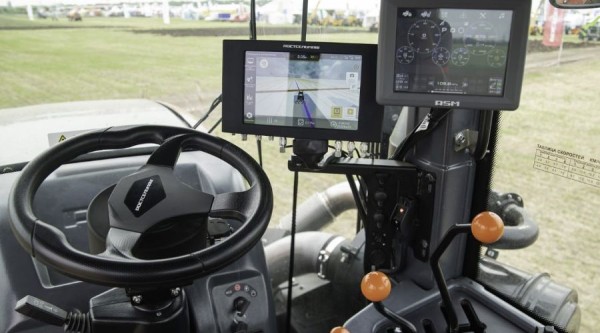 Трактор рулит сам. Аграрии рассказали, чем хороша новая электронная система от Ростсельмаш