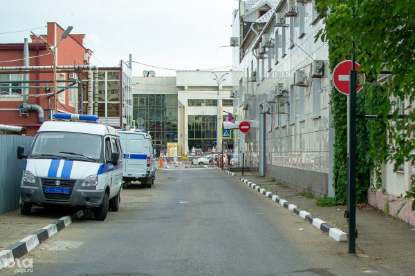 Привокзальную площадь Краснодара посещают все больше пассажиров, но она остается парковкой среди заборов, руин и мусора Привокзальную площадь Краснодара посещают все больше пассажиров, но она остается парковкой среди заборов, руин и мусора