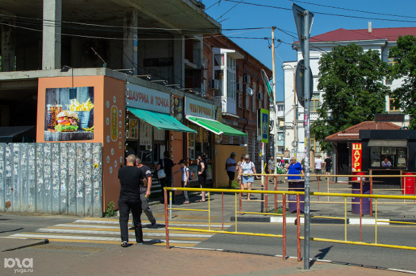 Привокзальную площадь Краснодара посещают все больше пассажиров, но она остается парковкой среди заборов, руин и мусора Привокзальную площадь Краснодара посещают все больше пассажиров, но она остается парковкой среди заборов, руин и мусора