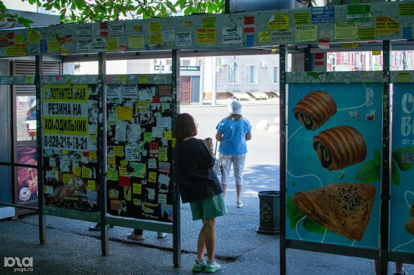Привокзальную площадь Краснодара посещают все больше пассажиров, но она остается парковкой среди заборов, руин и мусора Привокзальную площадь Краснодара посещают все больше пассажиров, но она остается парковкой среди заборов, руин и мусора