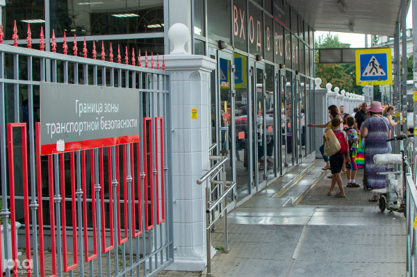 Привокзальную площадь Краснодара посещают все больше пассажиров, но она остается парковкой среди заборов, руин и мусора Привокзальную площадь Краснодара посещают все больше пассажиров, но она остается парковкой среди заборов, руин и мусора