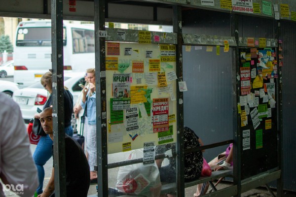 Привокзальную площадь Краснодара посещают все больше пассажиров, но она остается парковкой среди заборов, руин и мусора Привокзальную площадь Краснодара посещают все больше пассажиров, но она остается парковкой среди заборов, руин и мусора