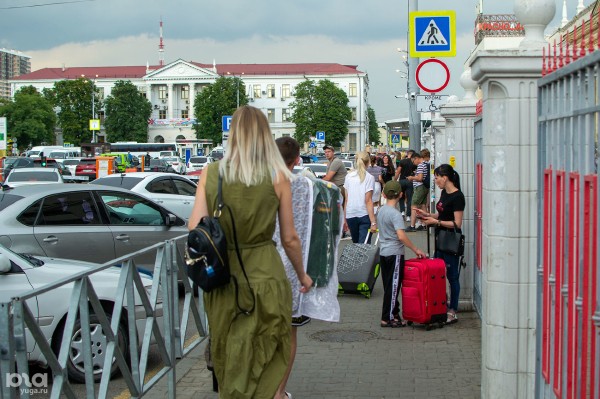 Привокзальную площадь Краснодара посещают все больше пассажиров, но она остается парковкой среди заборов, руин и мусора Привокзальную площадь Краснодара посещают все больше пассажиров, но она остается парковкой среди заборов, руин и мусора