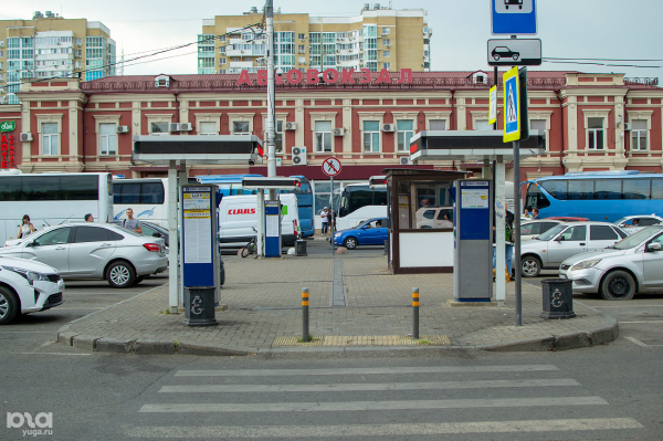 Привокзальную площадь Краснодара посещают все больше пассажиров, но она остается парковкой среди заборов, руин и мусора Привокзальную площадь Краснодара посещают все больше пассажиров, но она остается парковкой среди заборов, руин и мусора
