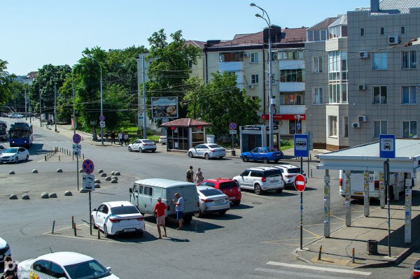 Привокзальную площадь Краснодара посещают все больше пассажиров, но она остается парковкой среди заборов, руин и мусора Привокзальную площадь Краснодара посещают все больше пассажиров, но она остается парковкой среди заборов, руин и мусора