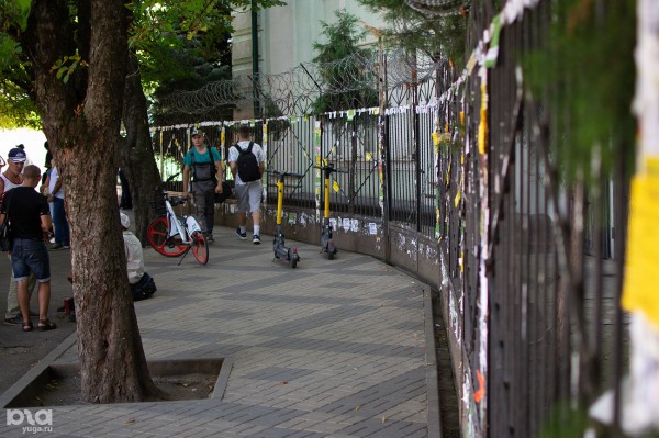 Привокзальную площадь Краснодара посещают все больше пассажиров, но она остается парковкой среди заборов, руин и мусора Привокзальную площадь Краснодара посещают все больше пассажиров, но она остается парковкой среди заборов, руин и мусора