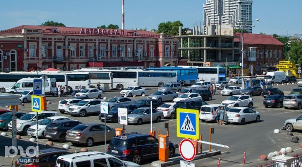 Привокзальную площадь Краснодара посещают все больше пассажиров, но она остается парковкой среди заборов, руин и мусора Привокзальную площадь Краснодара посещают все больше пассажиров, но она остается парковкой среди заборов, руин и мусора