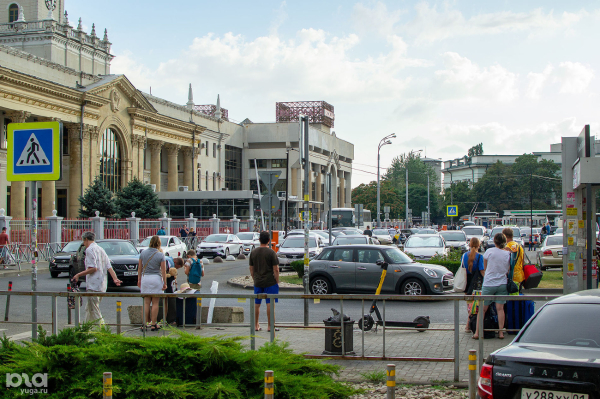Привокзальную площадь Краснодара посещают все больше пассажиров, но она остается парковкой среди заборов, руин и мусора Привокзальную площадь Краснодара посещают все больше пассажиров, но она остается парковкой среди заборов, руин и мусора