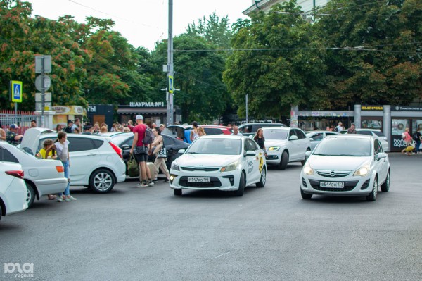 Привокзальную площадь Краснодара посещают все больше пассажиров, но она остается парковкой среди заборов, руин и мусора Привокзальную площадь Краснодара посещают все больше пассажиров, но она остается парковкой среди заборов, руин и мусора