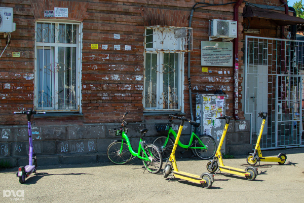 Привокзальную площадь Краснодара посещают все больше пассажиров, но она остается парковкой среди заборов, руин и мусора Привокзальную площадь Краснодара посещают все больше пассажиров, но она остается парковкой среди заборов, руин и мусора