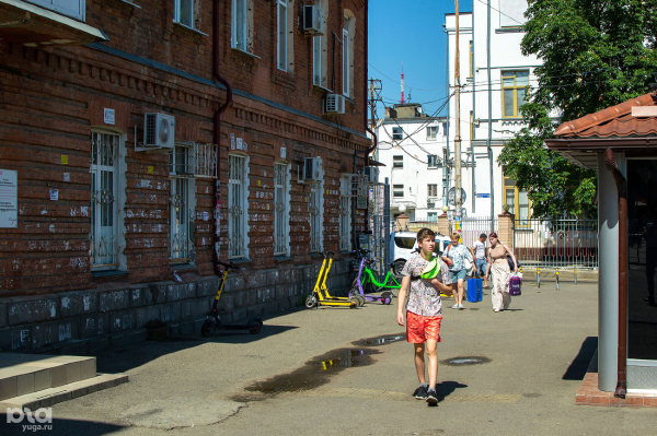 Привокзальную площадь Краснодара посещают все больше пассажиров, но она остается парковкой среди заборов, руин и мусора Привокзальную площадь Краснодара посещают все больше пассажиров, но она остается парковкой среди заборов, руин и мусора