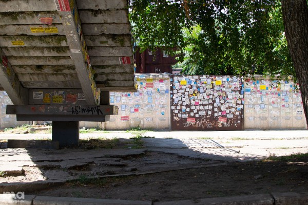 Привокзальную площадь Краснодара посещают все больше пассажиров, но она остается парковкой среди заборов, руин и мусора Привокзальную площадь Краснодара посещают все больше пассажиров, но она остается парковкой среди заборов, руин и мусора