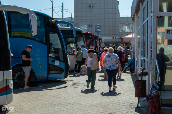 Привокзальную площадь Краснодара посещают все больше пассажиров, но она остается парковкой среди заборов, руин и мусора Привокзальную площадь Краснодара посещают все больше пассажиров, но она остается парковкой среди заборов, руин и мусора