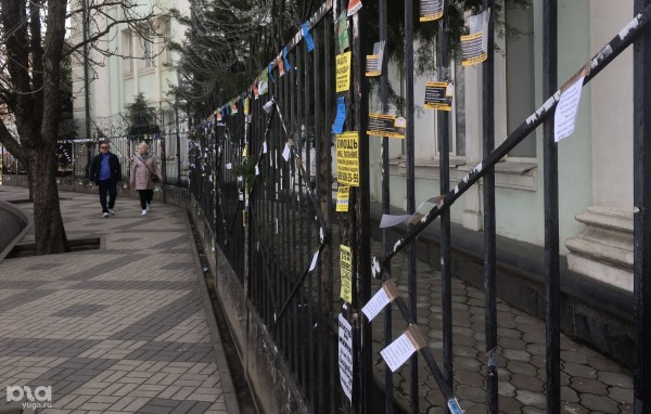 Привокзальную площадь Краснодара посещают все больше пассажиров, но она остается парковкой среди заборов, руин и мусора Привокзальную площадь Краснодара посещают все больше пассажиров, но она остается парковкой среди заборов, руин и мусора