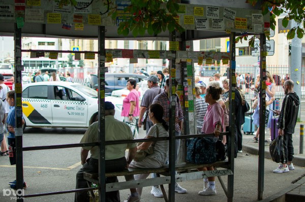 Привокзальную площадь Краснодара посещают все больше пассажиров, но она остается парковкой среди заборов, руин и мусора Привокзальную площадь Краснодара посещают все больше пассажиров, но она остается парковкой среди заборов, руин и мусора