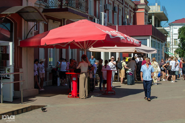Привокзальную площадь Краснодара посещают все больше пассажиров, но она остается парковкой среди заборов, руин и мусора Привокзальную площадь Краснодара посещают все больше пассажиров, но она остается парковкой среди заборов, руин и мусора