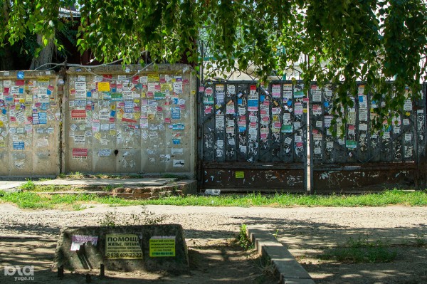 Привокзальную площадь Краснодара посещают все больше пассажиров, но она остается парковкой среди заборов, руин и мусора Привокзальную площадь Краснодара посещают все больше пассажиров, но она остается парковкой среди заборов, руин и мусора