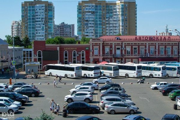 Привокзальную площадь Краснодара посещают все больше пассажиров, но она остается парковкой среди заборов, руин и мусора Привокзальную площадь Краснодара посещают все больше пассажиров, но она остается парковкой среди заборов, руин и мусора