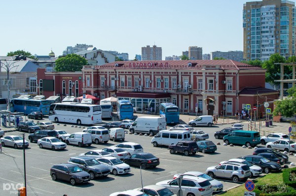 Привокзальную площадь Краснодара посещают все больше пассажиров, но она остается парковкой среди заборов, руин и мусора Привокзальную площадь Краснодара посещают все больше пассажиров, но она остается парковкой среди заборов, руин и мусора