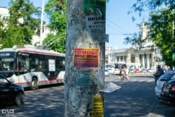 Привокзальную площадь Краснодара посещают все больше пассажиров, но она остается парковкой среди заборов, руин и мусора Привокзальную площадь Краснодара посещают все больше пассажиров, но она остается парковкой среди заборов, руин и мусора