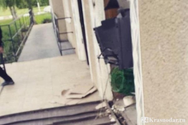 Взорвали администрацию и похитили банкомат Взорвали администрацию и похитили банкомат