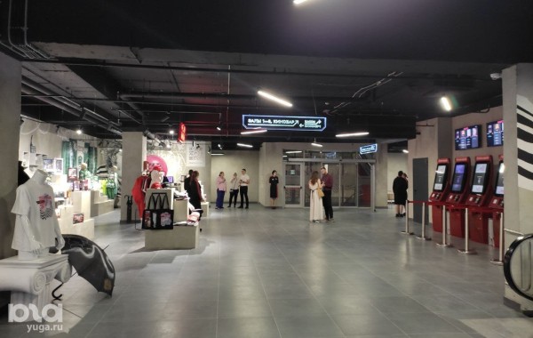 В центре Краснодара открыли кинотеатр с окнами, граффити, лежачими креслами и заказом еды. Репортаж