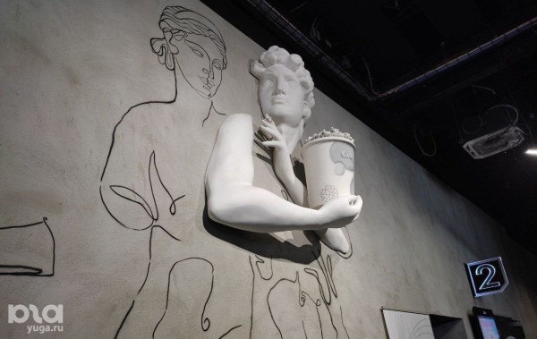 В центре Краснодара открыли кинотеатр с окнами, граффити, лежачими креслами и заказом еды. Репортаж