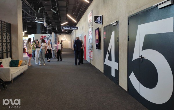 В центре Краснодара открыли кинотеатр с окнами, граффити, лежачими креслами и заказом еды. Репортаж