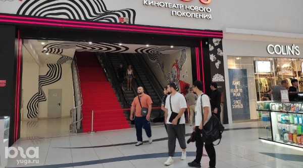 В центре Краснодара открыли кинотеатр с окнами, граффити, лежачими креслами и заказом еды. Репортаж