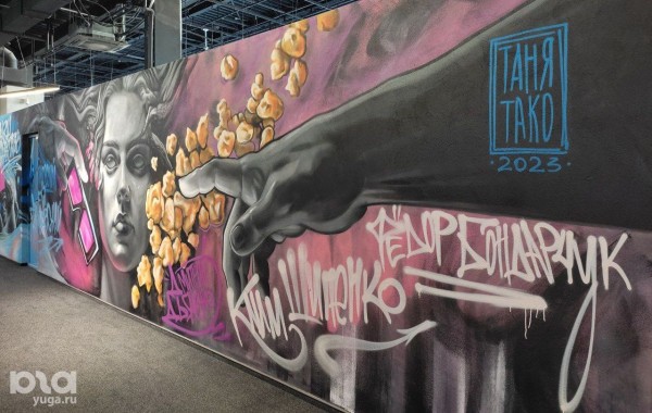 В центре Краснодара открыли кинотеатр с окнами, граффити, лежачими креслами и заказом еды. Репортаж