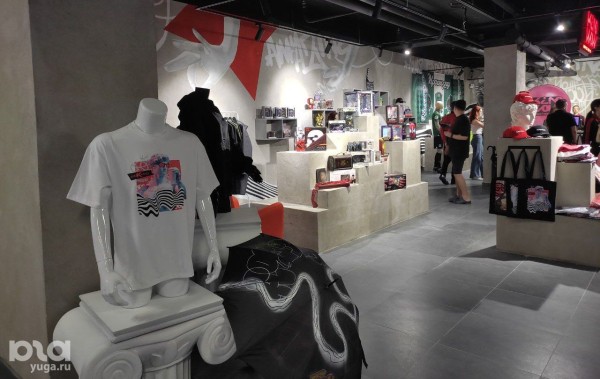 В центре Краснодара открыли кинотеатр с окнами, граффити, лежачими креслами и заказом еды. Репортаж