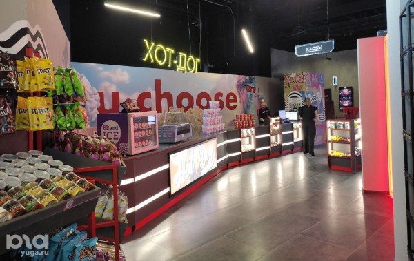 В центре Краснодара открыли кинотеатр с окнами, граффити, лежачими креслами и заказом еды. Репортаж