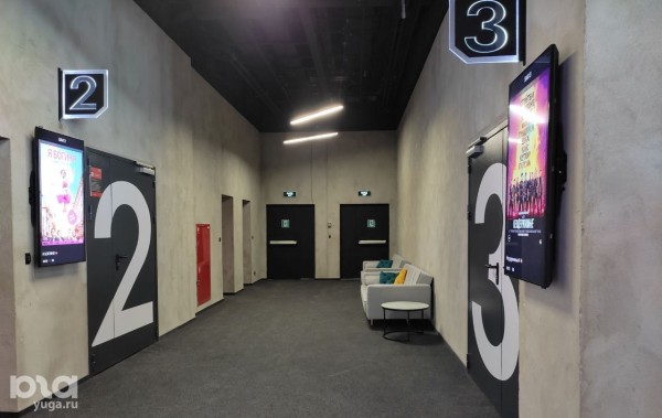 В центре Краснодара открыли кинотеатр с окнами, граффити, лежачими креслами и заказом еды. Репортаж