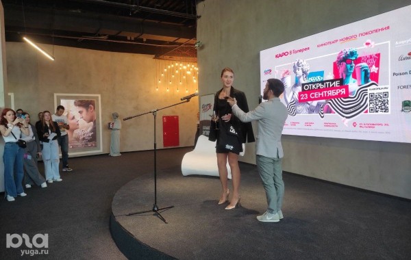 В центре Краснодара открыли кинотеатр с окнами, граффити, лежачими креслами и заказом еды. Репортаж