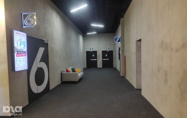 В центре Краснодара открыли кинотеатр с окнами, граффити, лежачими креслами и заказом еды. Репортаж