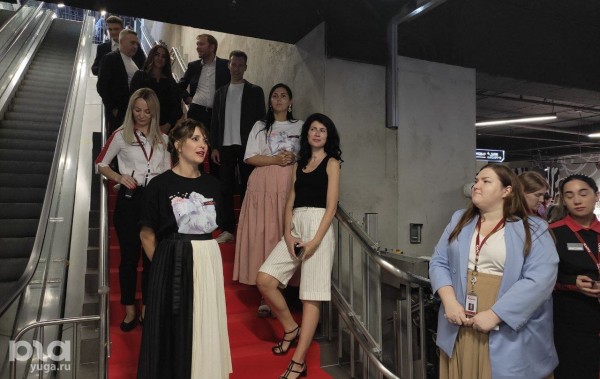 В центре Краснодара открыли кинотеатр с окнами, граффити, лежачими креслами и заказом еды. Репортаж