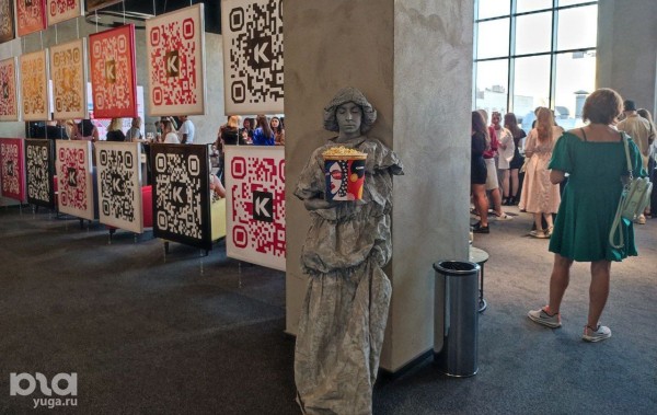 В центре Краснодара открыли кинотеатр с окнами, граффити, лежачими креслами и заказом еды. Репортаж