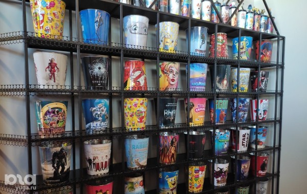 В центре Краснодара открыли кинотеатр с окнами, граффити, лежачими креслами и заказом еды. Репортаж