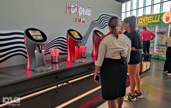 В центре Краснодара открыли кинотеатр с окнами, граффити, лежачими креслами и заказом еды. Репортаж