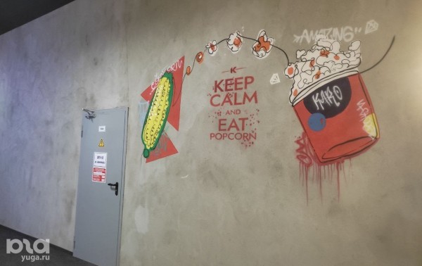 В центре Краснодара открыли кинотеатр с окнами, граффити, лежачими креслами и заказом еды. Репортаж