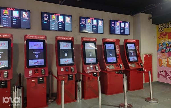 В центре Краснодара открыли кинотеатр с окнами, граффити, лежачими креслами и заказом еды. Репортаж