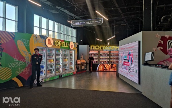 В центре Краснодара открыли кинотеатр с окнами, граффити, лежачими креслами и заказом еды. Репортаж