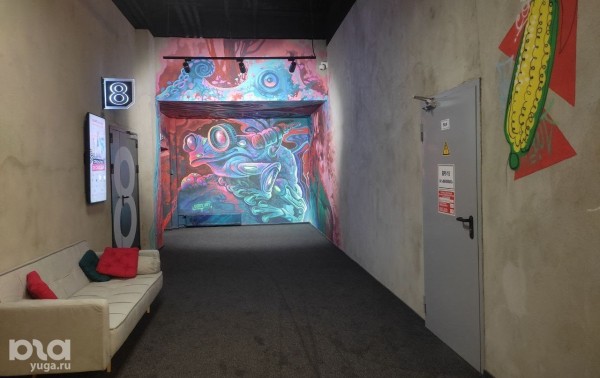 В центре Краснодара открыли кинотеатр с окнами, граффити, лежачими креслами и заказом еды. Репортаж