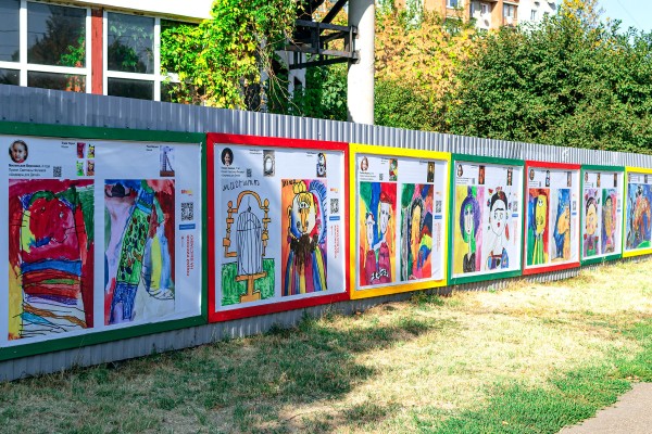 Танки и Пушкин с котами: что рисуют дети на уличных выставках в Краснодаре Танки и Пушкин с котами: что рисуют дети на уличных выставках в Краснодаре