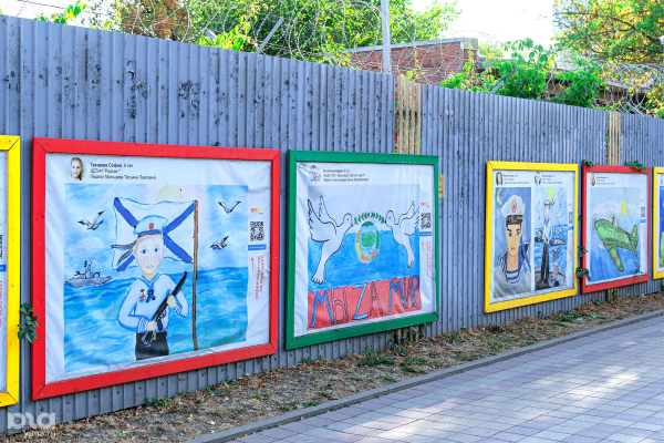 Танки и Пушкин с котами: что рисуют дети на уличных выставках в Краснодаре Танки и Пушкин с котами: что рисуют дети на уличных выставках в Краснодаре