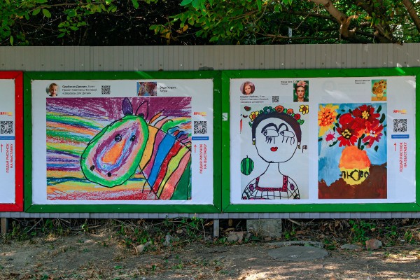 Танки и Пушкин с котами: что рисуют дети на уличных выставках в Краснодаре Танки и Пушкин с котами: что рисуют дети на уличных выставках в Краснодаре