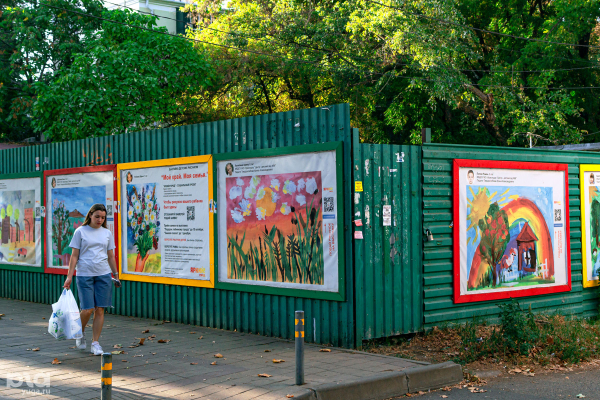 Танки и Пушкин с котами: что рисуют дети на уличных выставках в Краснодаре Танки и Пушкин с котами: что рисуют дети на уличных выставках в Краснодаре